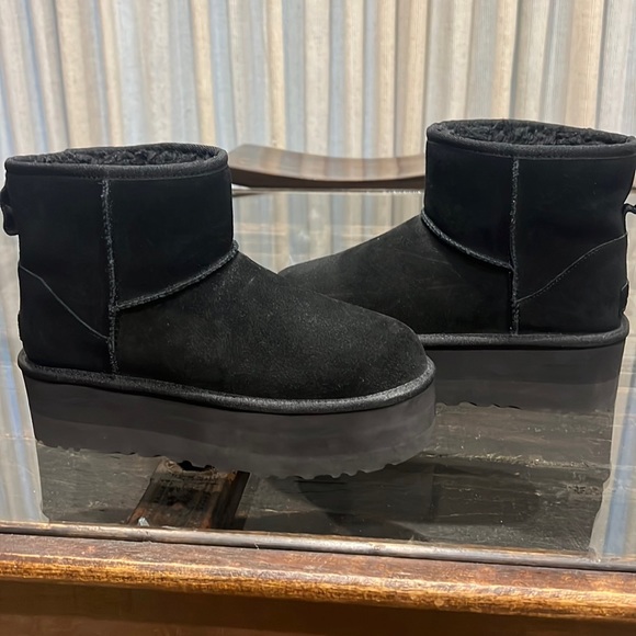UGG Women’s Classic Mini Platform - brand new - black - Picture 1 of 6